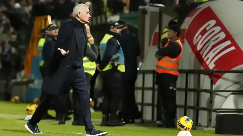 Mourinho'dan 90+5'te olay hareket: Rakip takımı isyan ettirdi!