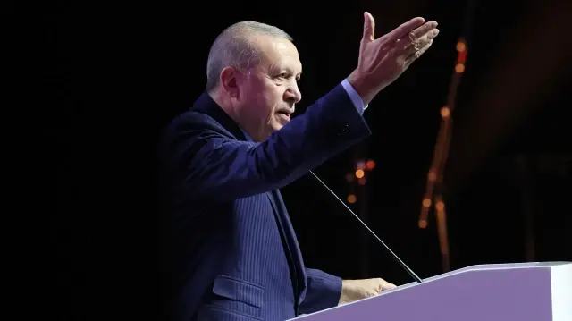  Le président turc Recep Tayyip Erdogan prononce un discours lors de la cérémonie de remise des prix pour la diffusion scientifique au Centre culturel Atatürk à Istanbul, en Türkiye, le 29 novembre 2025.