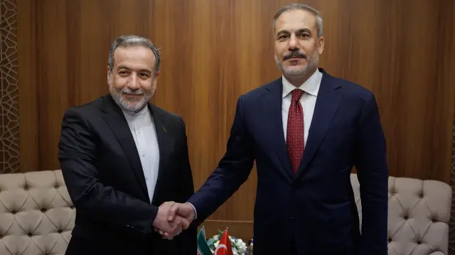 Le ministre des Affaires étrangères Hakan Fidan a rencontré le ministre iranien des Affaires étrangères Abbas Arakchi à Djeddah, en Arabie saoudite, où il se trouvait pour assister à la 21e réunion extraordinaire du Conseil des ministres des Affaires étrangères de l'Organisation de coopération islamique (OCI).