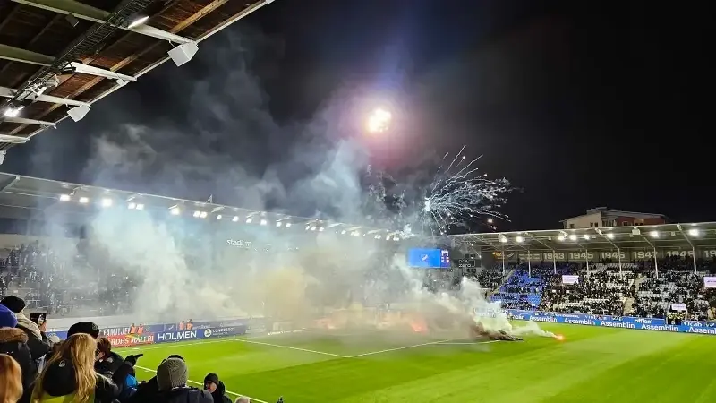 15 yıl sonra küme düştüler: Maç 4 saat durdu, taraftarlardan yakıcı maddeli şok protesto!
