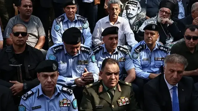Палестинские полицейские собрались, чтобы почтить память палестинского лидера Ясира Арафата, в расположенном под израильской оккупацией городе Рамалле на Западном берегу, 11 ноября 2025 года.  / Фото: AFP

