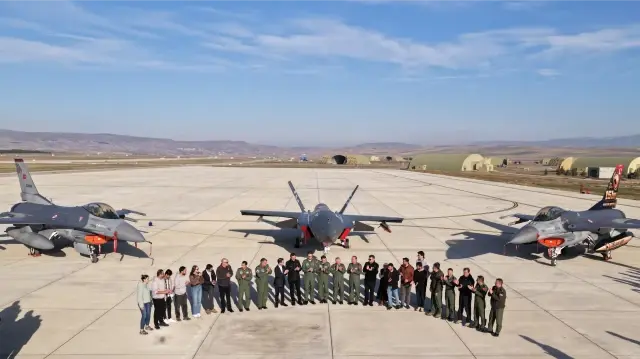 Bayraktar KIZILELMA a marqué une nouvelle fois l'histoire de l'aviation militaire mondiale. Lors d'un test historique réalisé au large de Sinop, l'avion de combat sans pilote national a touché avec précision la cible repérée par le radar MURAD AESA signé ASELSAN à l'aide du missile GÖKDOĞAN développé par TÜBİTAK SAGE. Grâce à cette réussite, Bayraktar KIZILELMA est devenu le premier avion de combat sans pilote de l'histoire de l'aviation à atteindre une cible aérienne à réaction à l'aide d'un missile air-air à longue portée.