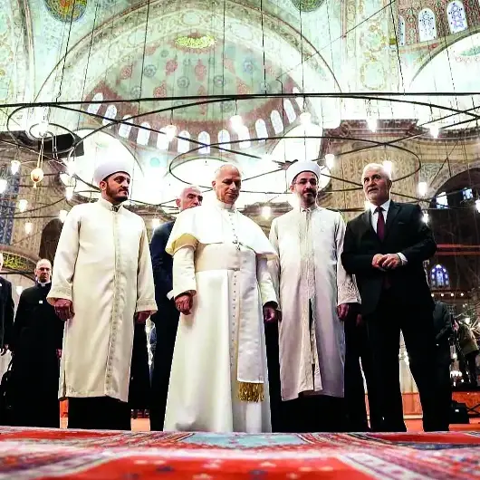 Papa Sultanahmet Camii’ni gezdi