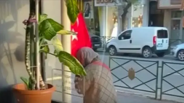 Türk bayrağını öpen teyzenin görüntüsü yürekleri ısıttı