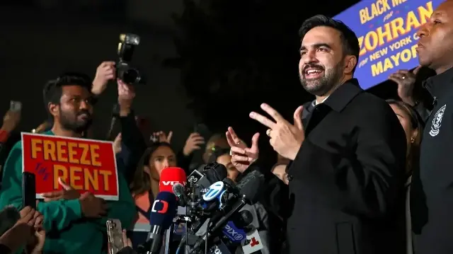 Le candidat démocrate à la mairie de New York, Zohran Mamdani, s'exprime lors d'un meeting électoral à New York, le 3 novembre 2025.