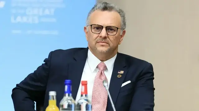 Le conseiller principal du président du département d'État américain pour les affaires arabes et africaines, Massad Fares Boulos, participe à une conférence pour le soutien à la paix et à la prospérité dans la région des Grands Lacs, à Paris, le 30 octobre 2025.