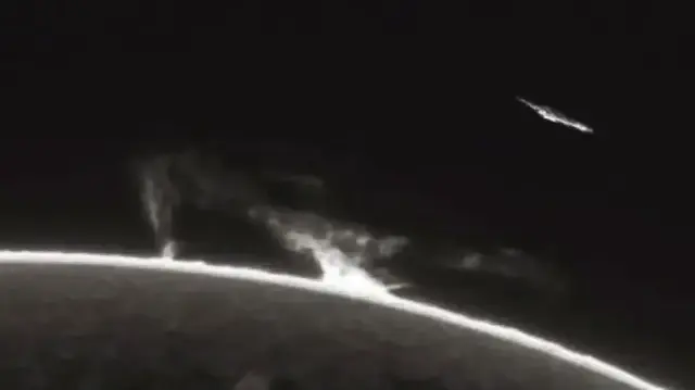 La comète interstellaire 3I/ATLAS, découverte cet été, a surpris les scientifiques par une accélération inexpliquée et un éclat bleu inhabituel lors de son passage près du Soleil.