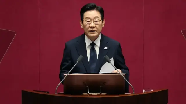 Le président sud-coréen Lee Jae Myung prononce un discours à l'Assemblée nationale à Séoul le 4 novembre 2025.