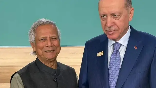 Le président turc Recep Tayyip Erdoğan et le chef du gouvernement bangladais Muhammad Yunus.