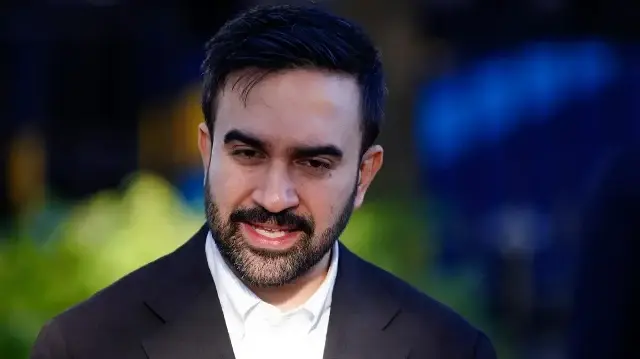 Le candidat démocrate à la mairie de New York, Zohran Mamdani, s'adresse à la presse après avoir voté dans un bureau de vote de la Frank Sinatra School of Arts, dans le quartier du Queens à New York, le 4 novembre 2025.