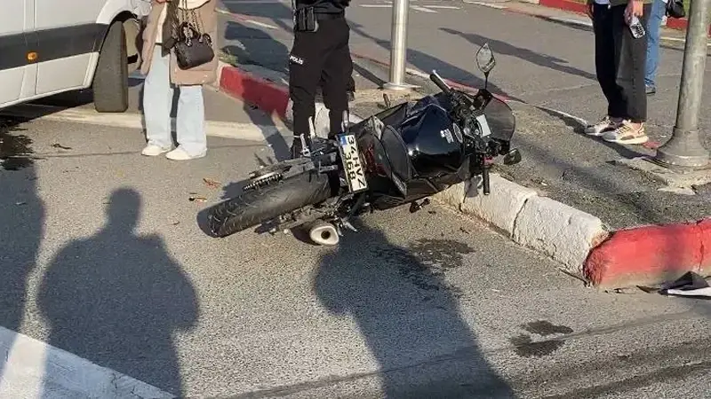 Kazada yaralanan motosiklet sürücüsü ambulansla hastaneye kaldırıldı.