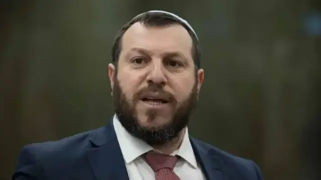 وزير إسرائيلي يدعو لاعتقال الصحفي ناشر مقطع تعذيب أسير فلسطيني