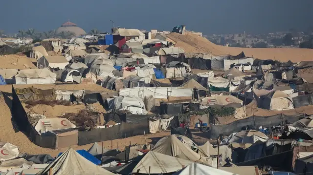 Une photographie montre des tentes dans un camp de déplacés improvisé dans la région de Mawasi, à Khan Yunis, dans le sud de la bande de Gaza, le 25 octobre 2025.