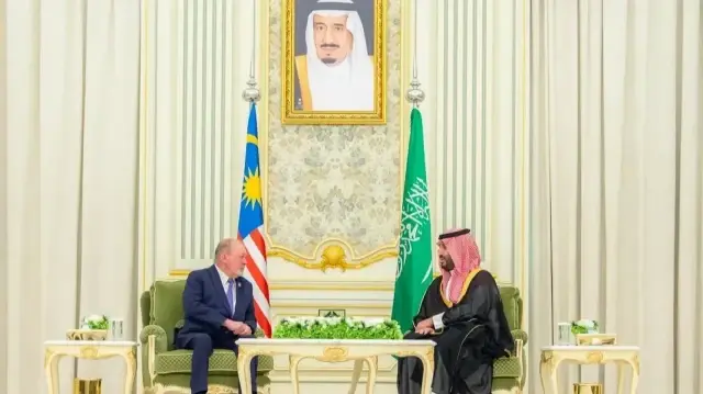 ولي العهد السعودي وملك ماليزيا يبحثان تعزيز العلاقات