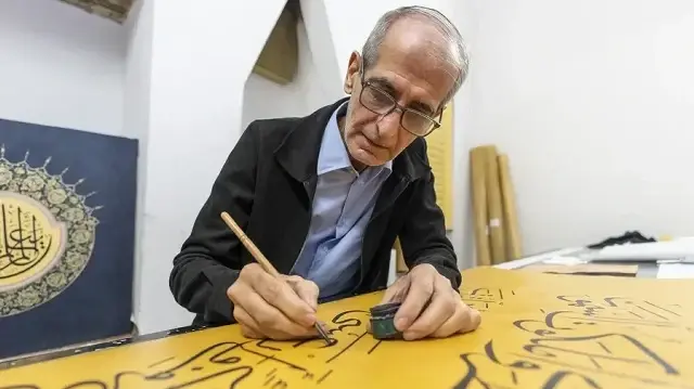 <p>في بصمة فريدة بتاريخ الخط العربي، نجح الفنان العراقي علي زمان، في إعداد أكبر مصحف خطي في العالم، بعد 6 سنوات من العمل المتواصل بمدينة إسطنبول التركية.</p><p>وكأن تلك المقولة التي يرددها كثيرون أصبحت حقيقة لا مفر منها، وهي: "القرآن نزل في مكة، وقُرئ في مصر، وكُتب في إسطنبول".</p><p><br></p><p>وخلال إعداد المصحف استخدم "زمان" المقيم في تركيا منذ العام 2017 أدوات تقليدية، في إنجاز هو الأول من نوعه بهذا المجال.</p><p><br></p><p><br></p>