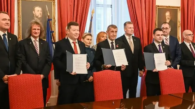 Le chef du parti ANO de République tchèque et candidat au poste de Premier ministre, Andrej Babis (au centre), pose avec (de gauche à droite) Radim Fialal, député du parti SPD, Miroslav Sevcik, député du parti SPD, Tomio Okamura, chef du parti SPD, Tatiana Mala, députée du parti ANO, Alena Schillerova, députée du parti ANO, Babis, le député du parti Motorists for Themselves Filip Turek, le chef du parti Motorists for Themselves Petr Macinka, le député du parti Motorists for Themselves Boris Stastny et le député du parti Motorists for Themselves Ota Klempir posent pour les photographes après avoir signé un nouvel accord de coalition gouvernementale au Parlement tchèque à Prague, le 3 novembre 2025.
