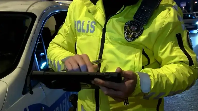 İstanbul'un Kağıthane ilçesinde kırmızı ışıkta geçen ve akrobatik hareketler yaparak trafik güvenliğini tehlikeye düşüren motosiklet sürücüsü E.B.A'nın yakalandığını bildirdi.