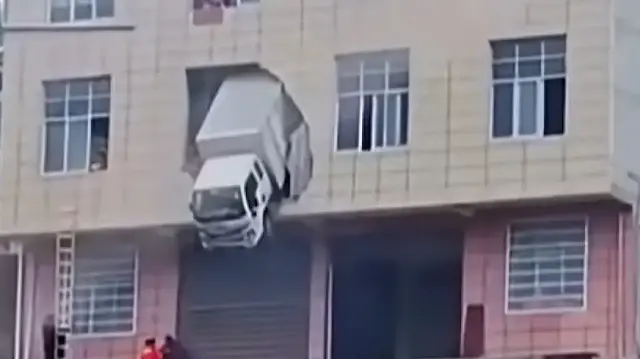 Çin’de binaya çarpan kamyon ikinci katta asılı kaldı