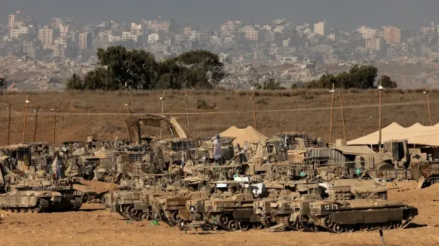 Des soldats israéliens assis sur un véhicule blindé à un poste situé dans le sud, près de la barrière frontalière entre Israël et Gaza, le 30 octobre 2025.