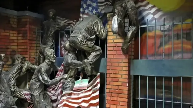 Скульптурная композиция: иранские студенты штурмуют американское посольство 4 ноября 1979. Территория прежнего посольства США, Тегеран, Иран, 2 ноября 2013.