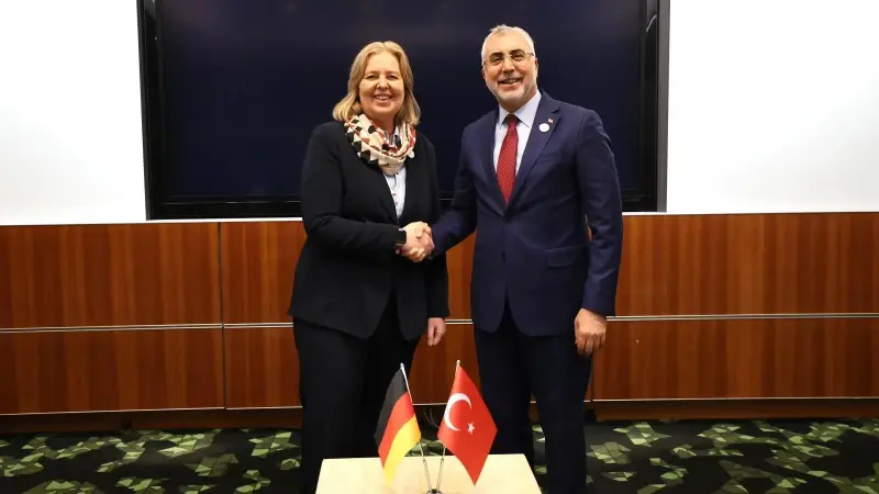 Bakan Işıkhan, Katar’ın başkenti Doha’da Almanya Çalışma ve Sosyal İşler Bakanı Barbel Bas ile bir araya geldi.