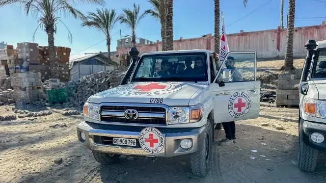 Des véhicules du Croissant-Rouge et des camions frigorifiques sont garés à l'hôpital Nasser de Khan Yunis, dans le sud de la bande de Gaza, le 15 octobre 2025.