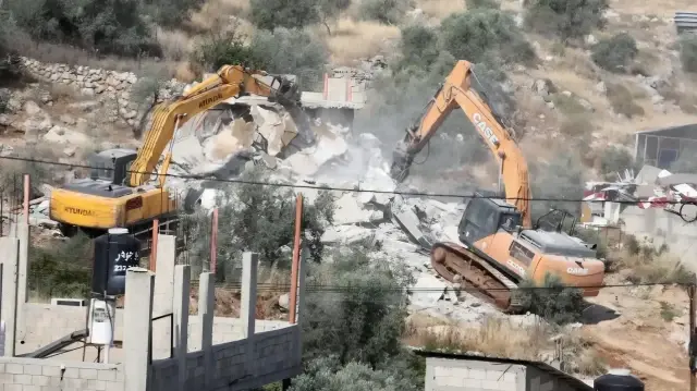 الاحتلال الإسرائيلي يهدم منزلين ومنشآت زراعية وسط وغرب الضفة