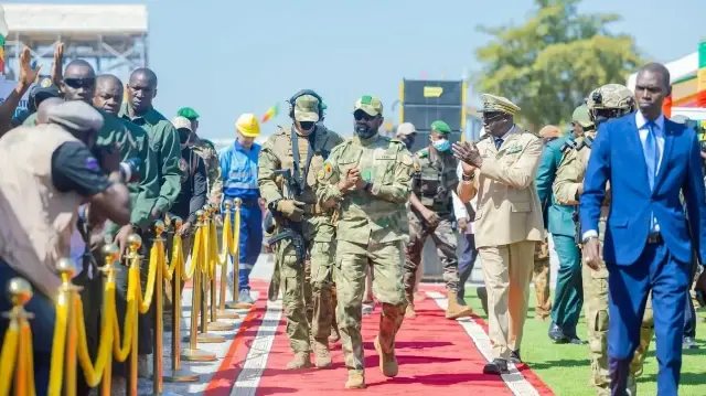 Le Président de la Transition, le Général d'armée Assimi Goïta, arrive pour inaugurer la deuxième grande mine de lithium du Mali, le lundi 3 novembre 2025.
