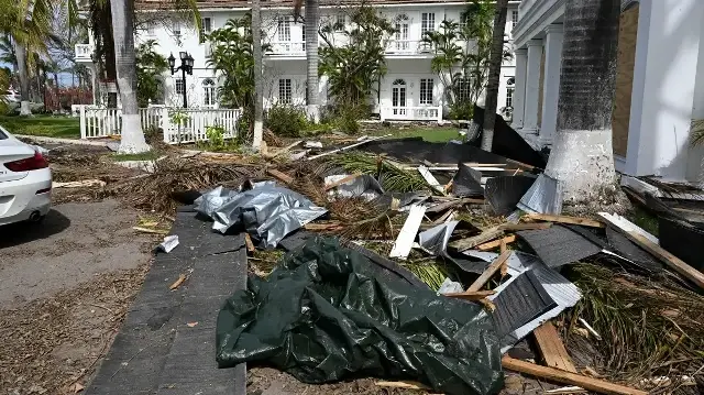 Les dégâts causés par l'ouragan Melissa sont visibles au Sea Garden Beach Resort, à Montego Bay, en Jamaïque, le 3 novembre 2025.