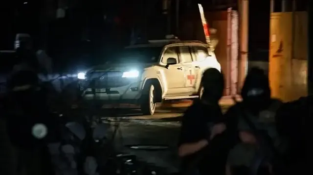 طواقم الصليب الأحمر في طريقها لتسلم جثة أسير إسرائيلي شمالي غزة 