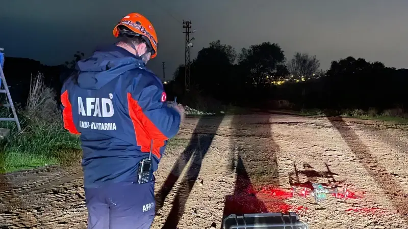 Bölgeye, AFAD İl Müdürlüğü'nden bir arama kurtarma aracı ile 4 personel sevk edildi.