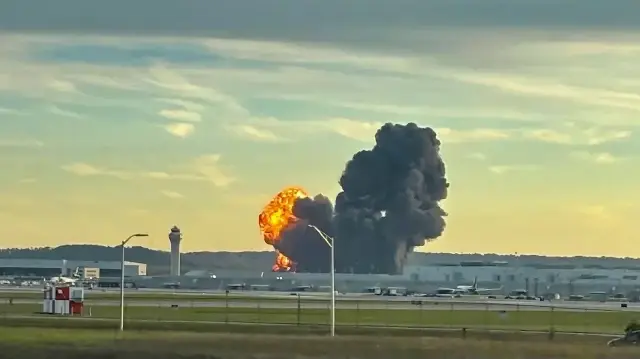 Cette photo fournie par Levi Dean montre la fumée et les flammes s'élevant du site du crash d'un avion-cargo UPS à l'extérieur de l'aéroport international de Louisville, dans le Kentucky, le 4 novembre 2025.