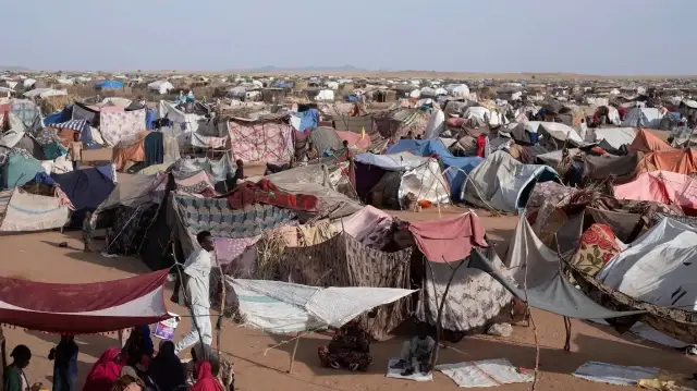 Des abris de fortune érigés par des Soudanais déplacés qui ont fui El-Fasher après la chute de la ville aux mains des Forces de soutien rapide (RSF) constituent le camp d'Um Yanqur, situé à la limite sud-ouest de Tawila, dans la région du Darfour occidental, déchirée par la guerre, au Soudan, le 3 novembre 2025.