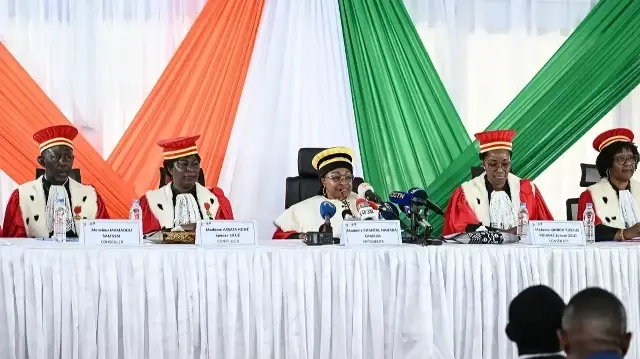 Chantal Nanaba Camara (C), présidente du Conseil constitutionnel, s'exprime au siège de l'institution qui a validé la réélection du président ivoirien Alassane Ouattara pour un quatrième mandat présidentiel de cinq ans, à Abidjan, le 4 novembre 2025.