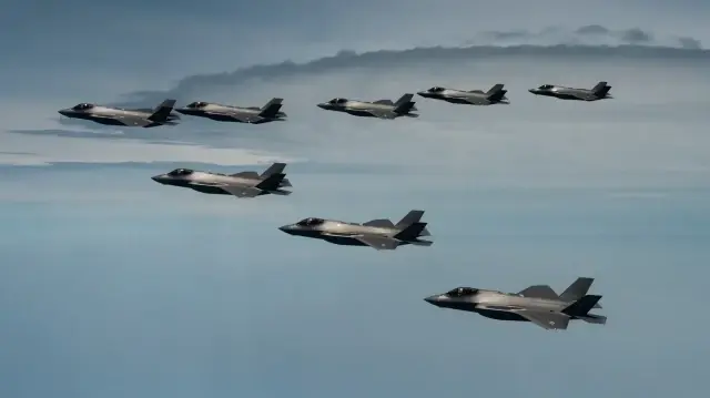 Истребители F-35 Lightning II ВВС США совершают полёт бок о бок с истребителями F-35 ВВС Республики Корея во время двусторонних учений над Жёлтым морем, Республика Корея, 12 июля 2022 года.