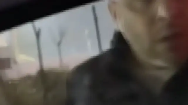 Sürücülerin 'korna' tartışması kavgaya dönüştü: Yanında çocuğu varken araçtan inip sopayla saldırdı