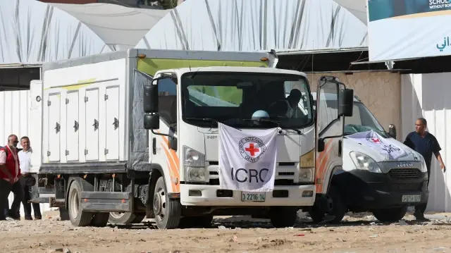 غزة.. الاحتلال الإسرائيلي يسلم جثامين 15 فلسطينيا عبر الصليب الأحمر