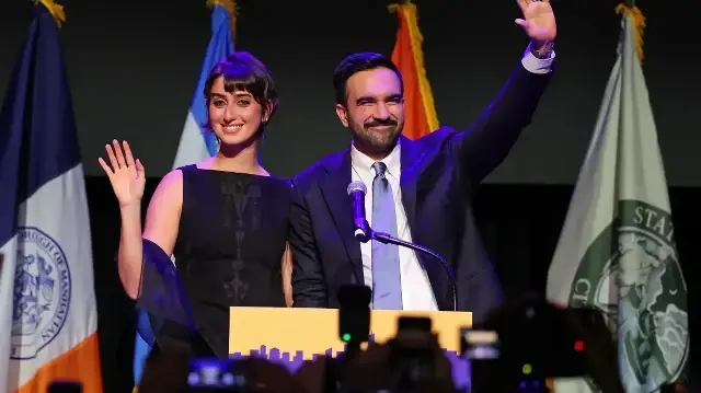 Le candidat à la mairie de New York, Zohran Mamdani (à droite), célèbre avec son épouse Rama Duwaji (à gauche) lors d'une soirée électorale au Brooklyn Paramount Theater à Brooklyn, New York, le 4 novembre 2025.
