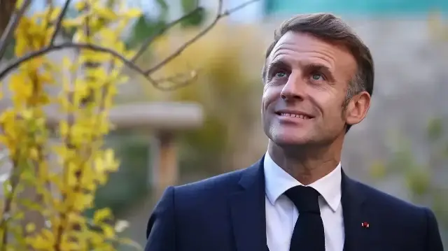Le président français Emmanuel Macron visite la maison Pierre Loti récemment rénovée à Rochefort, dans l'ouest de la France, le 4 novembre 2025. 
