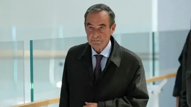 L'ancien directeur général de Lafarge, Bruno Lafont, arrive le jour de l'ouverture du procès du groupe cimentier français Lafarge et de huit personnes, dont d'anciens dirigeants, accusés d'avoir financé le terrorisme en Syrie, au tribunal de Paris, le 4 novembre 2025.