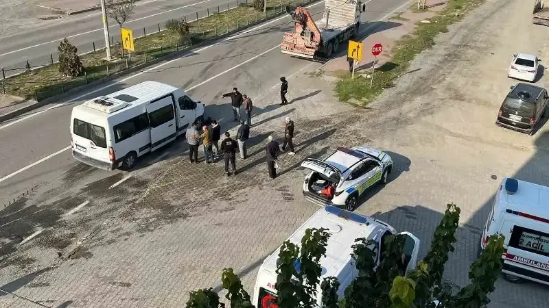 IĞDIR HAVALİMANI’NDA GÖREVLİ POLİSLERİ TAŞIYAN SERVİS MİNİBÜSÜ, SULTAN ALPARSLAN CADDESİ’NDE MEYDANA GELEN TRAFİK KAZASINDA KAMYONA ARKADAN ÇARPTI, 7 KİŞİ YARALANDI