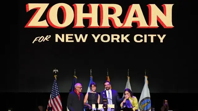 Le candidat à la mairie de New York, Zohran Mamdani (2e à droite), célèbre aux côtés de son épouse Rama Duwaji (2e à gauche), de ses parents Mahmood Mamdani (à gauche) et Mira Nair lors d'une soirée électorale au Brooklyn Paramount Theater à Brooklyn, New York, le 4 novembre 2025.