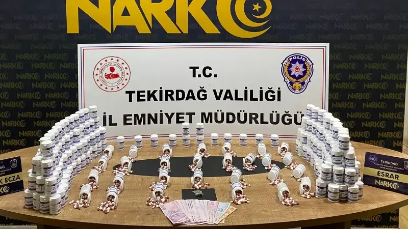 Operasyonda 1 kilo 87 gram sentetik uyuşturucu, 17 bin 638 uyuşturucu hap ve uyuşturucu satışından elde edildiği değerlendirilen 42 bin 600 lira ele geçirildi. 