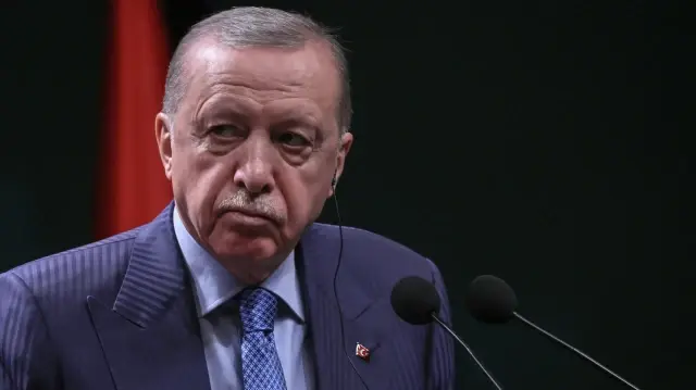 Le président turc Recep Tayyip Erdogan (à droite) participe à une conférence de presse conjointe avec la chancelière allemande au complexe présidentiel d'Ankara, le 30 octobre 2025. 