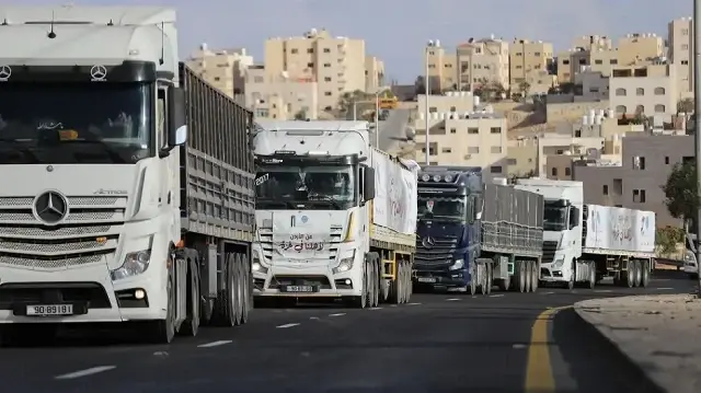 هآرتس: إسرائيل تفرض شروطًا تمنع دخول المساعدات الإنسانية إلى غزة