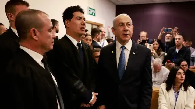 والد قتيل إسرائيلي يهاجم نتنياهو "لفظيا" أثناء محاكمته في تل أبيب