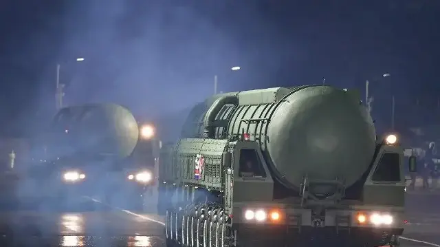 Les services de renseignement sud-coréens estiment que la Corée du Nord est prête à effectuer un septième essai nucléaire dès que Kim Jong-un en donnera l’ordre, alors que Pyongyang renforce ses capacités militaires et spatiales.