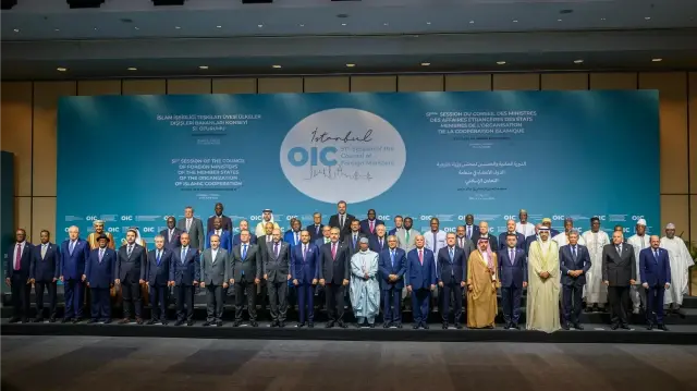 Le ministre turc des Affaires étrangères, Hakan Fidan (au centre, au premier rang), pose avec ses invités pour la photo de famille lors de la 51e session du Conseil des ministres des Affaires étrangères de l'Organisation de coopération islamique (OCI) à Istanbul, le 21 juin 2025.