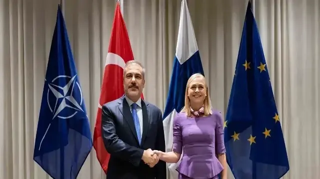 Хакан Фидан с финской коллегой Элиной Валтонен