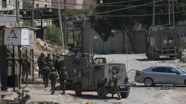 جيش الاحتلال الإسرائيلي يعتقل 5 فلسطينيين في الضفة الغربية